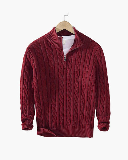 Roter Strickpullover mit Zopfmuster, Reißverschluss und Stehkragen auf Holzkleiderbügel. Herrenmode, Winterkleidung, stilvoller Pullover.