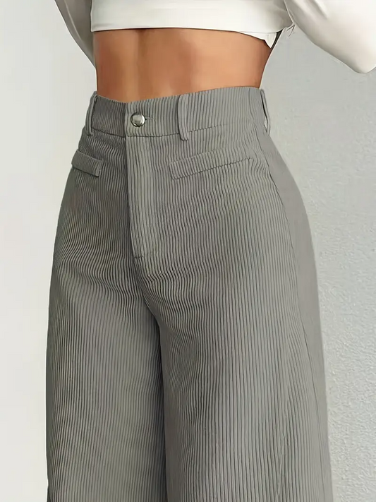Graue, hoch taillierte, gestreifte Hose aus Baumwolle, getragen von einer Person mit weißem Crop-Top. Modetrend, Damenbekleidung, stilvoll.