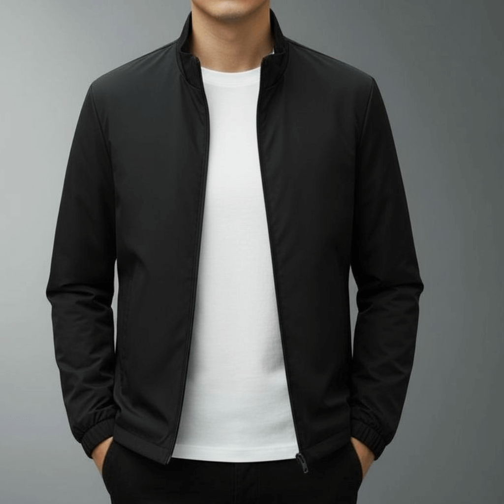 Schwarze Herrenjacke mit Reißverschluss, getragen über weißem T-Shirt. Modische, minimalistische Herrenbekleidung, ideal für lässige Anlässe.