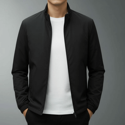Schwarze Herrenjacke mit Reißverschluss, getragen über weißem T-Shirt. Modische, minimalistische Herrenbekleidung, ideal für lässige Anlässe.