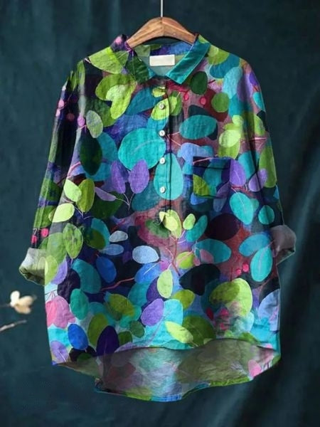 Bunte Damenbluse mit abstraktem Blattmuster, leuchtende Farben, langärmlig, lässiger Stil, ideal für Frühling und Sommermode.