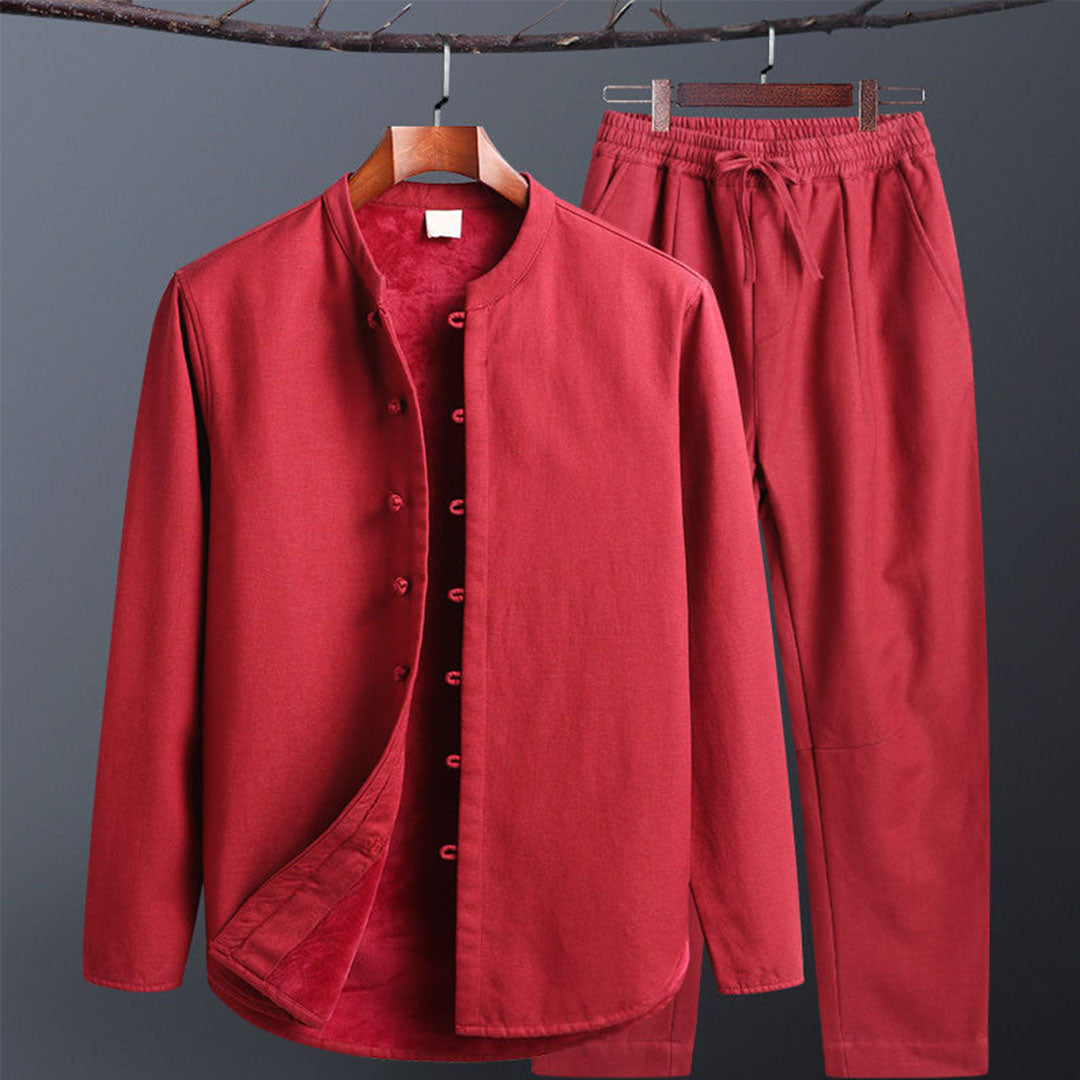 Roter Herrenanzug aus Baumwolle, bestehend aus langärmligem Hemd und Hose, auf Kleiderbügel. Traditioneller Stil, moderne Mode, bequemes Design.