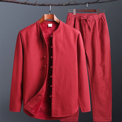 Roter Herrenanzug aus Baumwolle, bestehend aus langärmligem Hemd und Hose, auf Kleiderbügel. Traditioneller Stil, moderne Mode, bequemes Design.