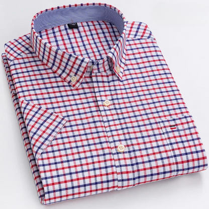 Zusammengefaltetes Herrenhemd mit rot-blauem Karomuster, Button-Down-Kragen und Brusttasche. Perfekt für Business und Freizeit.