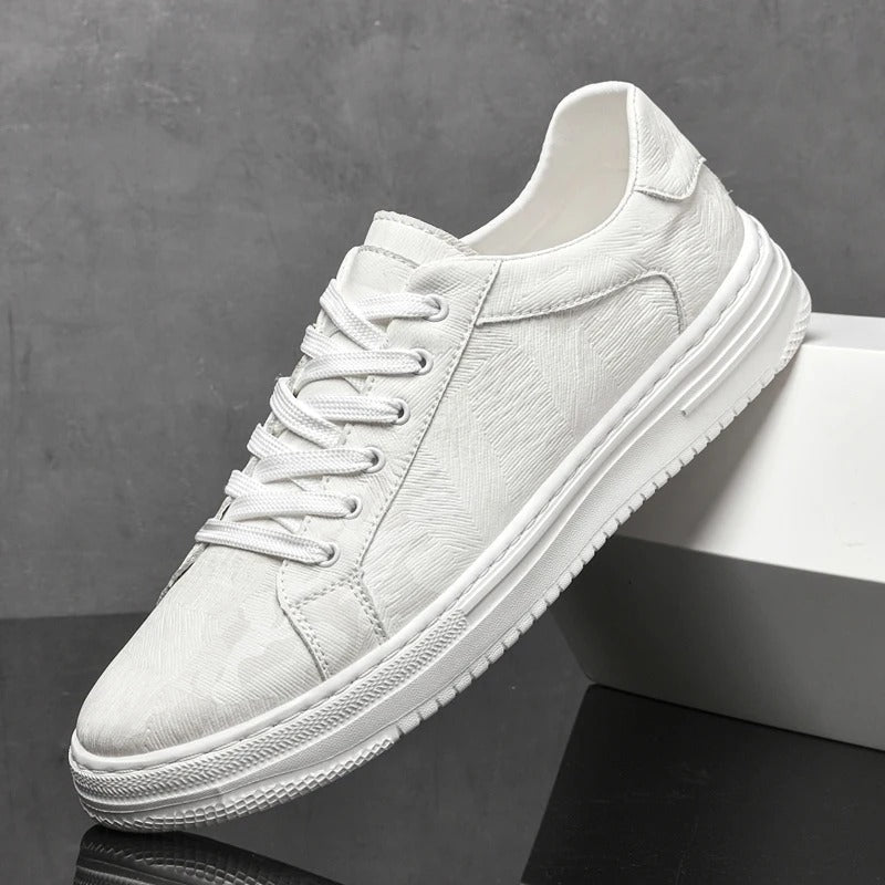 Weiße Sneaker auf grauem Hintergrund, modisches Design, bequeme Freizeitschuhe, ideal für Alltag und Sport, trendige Herrenmode.