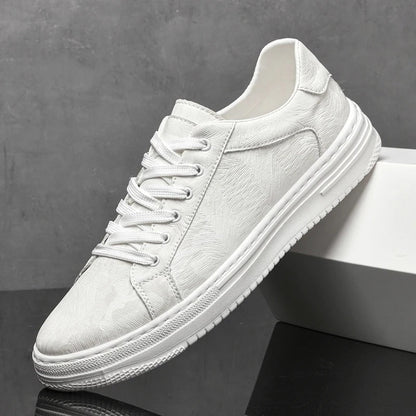 Weiße Sneaker auf grauem Hintergrund, modisches Design, bequeme Freizeitschuhe, ideal für Alltag und Sport, trendige Herrenmode.