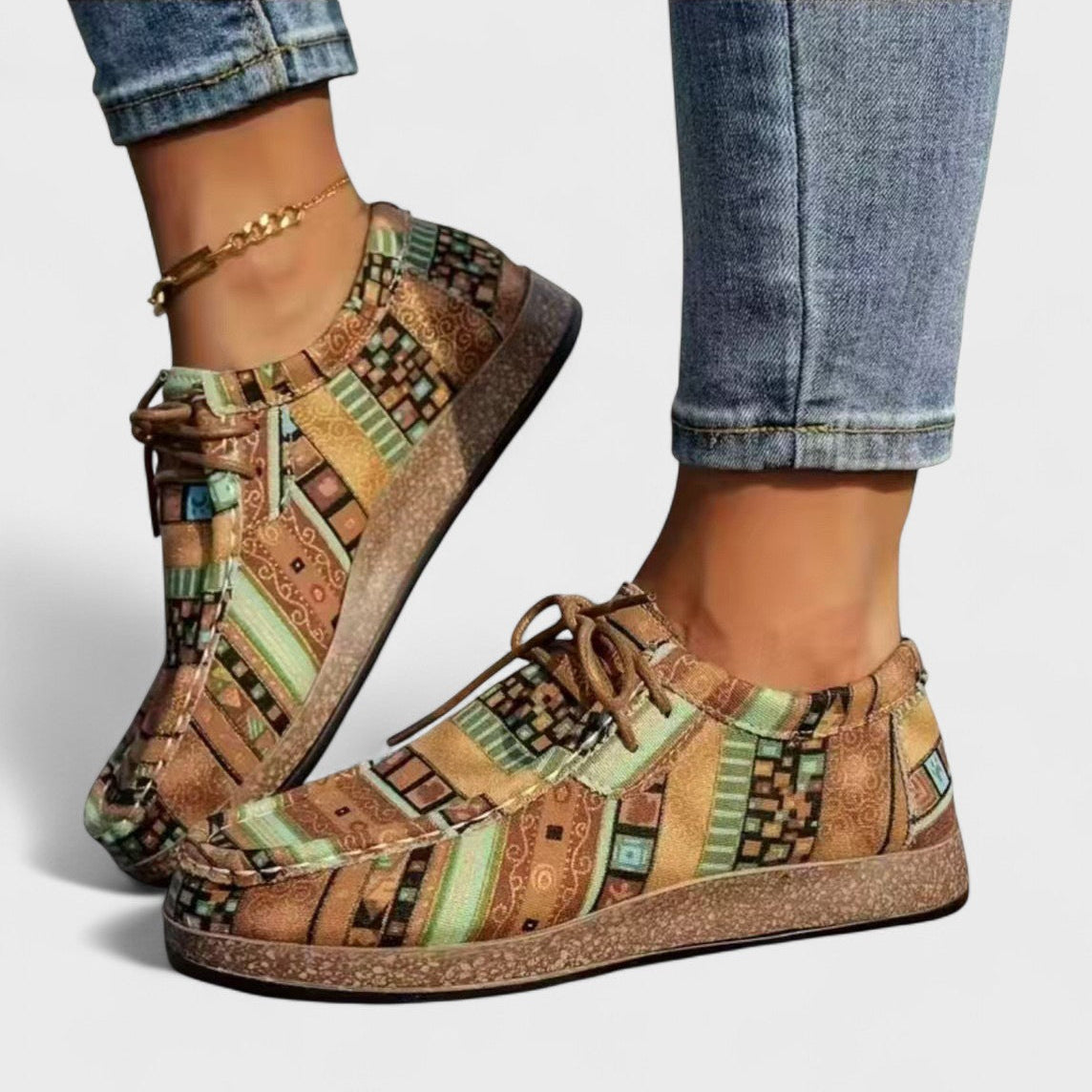 Bunte Damen-Sneaker mit geometrischem Muster, kombiniert mit blauen Jeans. Modische Freizeitschuhe, ideal für trendbewusste Frauen.