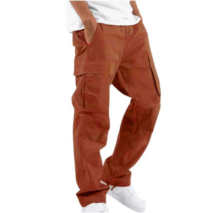Braune Cargo-Hose für Herren, lässiger Stil, mit mehreren Taschen, kombiniert mit weißen Sneakers und weißem T-Shirt. Ideal für Freizeitmode.