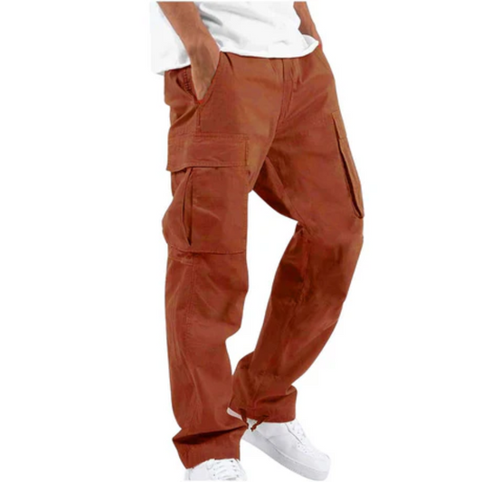 Braune Cargo-Hose für Herren, lässiger Stil, mit mehreren Taschen, kombiniert mit weißen Sneakers und weißem T-Shirt. Ideal für Freizeitmode.