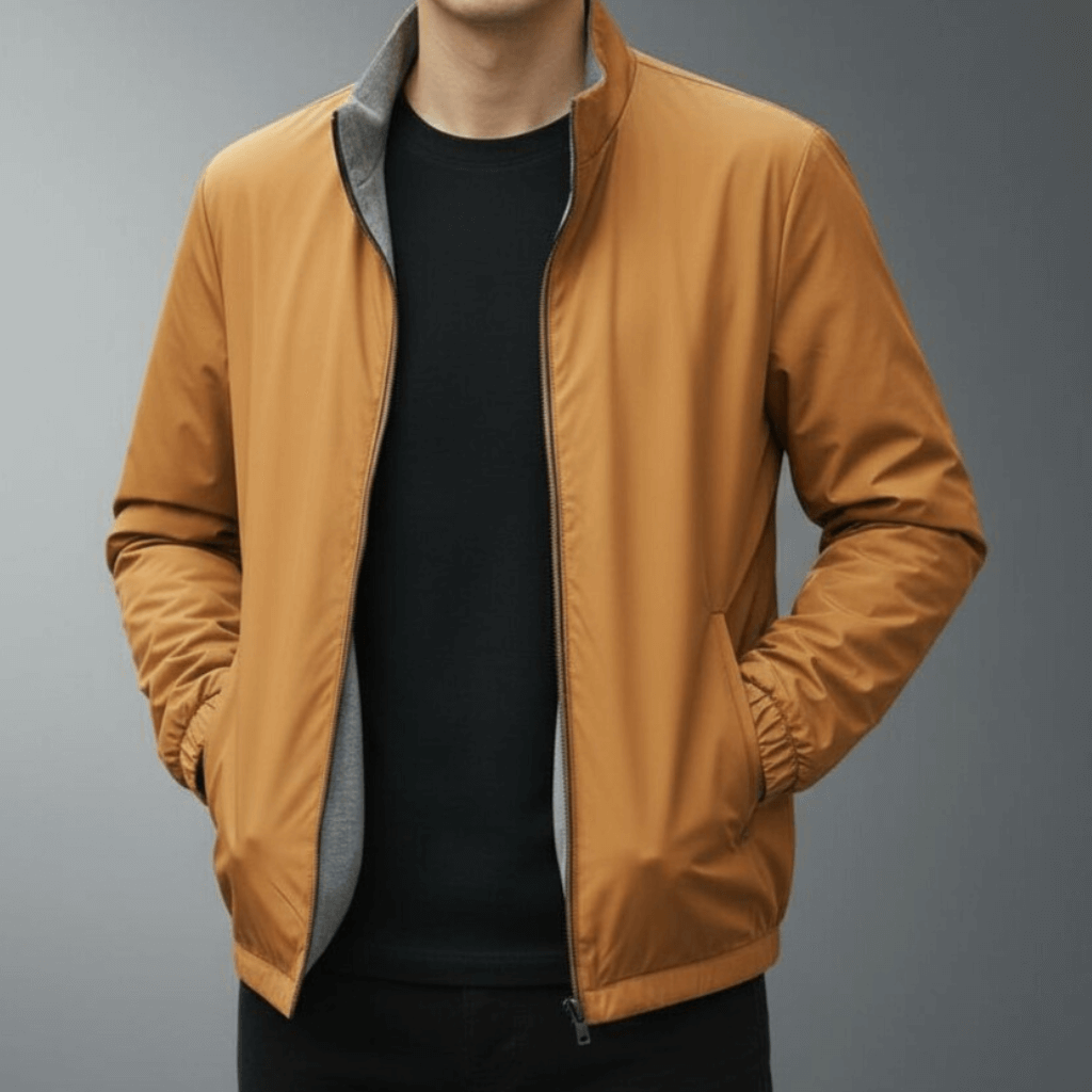 Braune Herrenjacke mit Reißverschluss, schwarzem Innenfutter und Stehkragen, getragen von einer Person. Modische Herbstjacke für Männer.