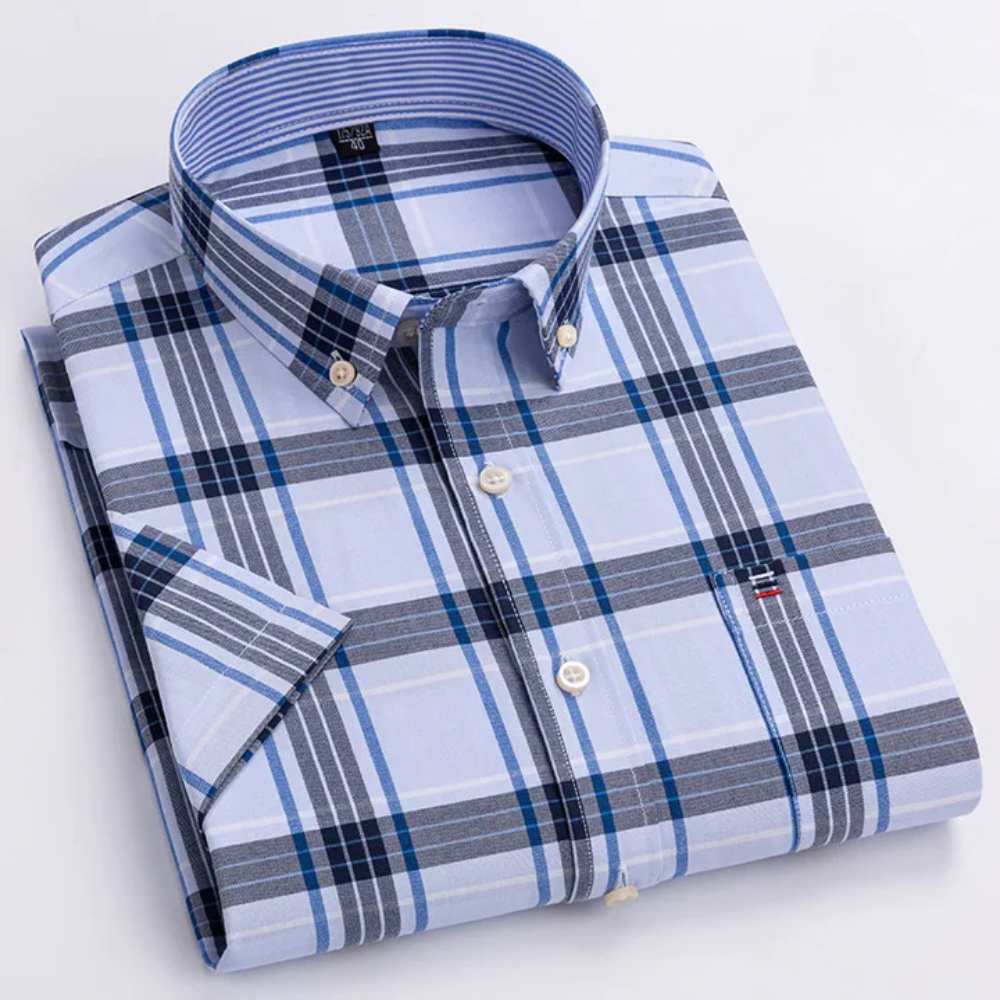Gefaltetes kariertes Herrenhemd in Blau und Weiß mit Button-Down-Kragen, elegantes Design, hochwertige Baumwolle, ideal für Business und Freizeit.