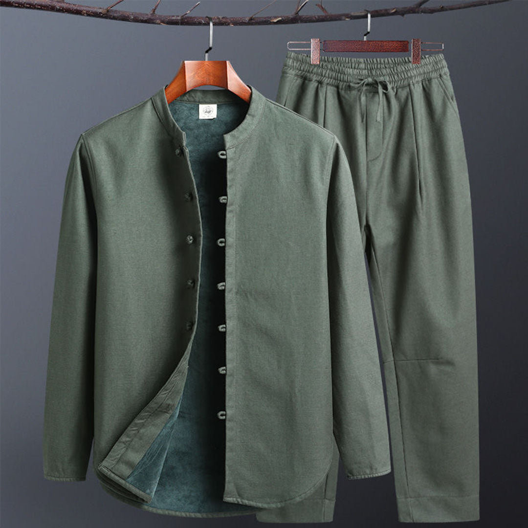 Grüner Herrenanzug aus Baumwolle, bestehend aus langärmligem Hemd mit Stehkragen und passender Hose. Bequem, stilvoll, ideal für Freizeitkleidung.