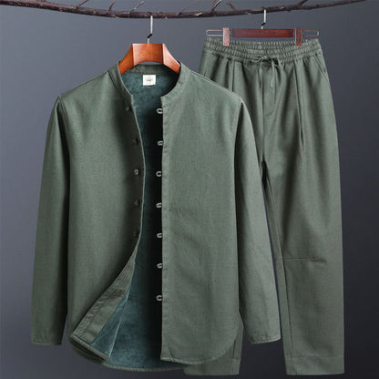 Grüner Herrenanzug aus Baumwolle, bestehend aus langärmligem Hemd mit Stehkragen und passender Hose. Bequem, stilvoll, ideal für Freizeitkleidung.