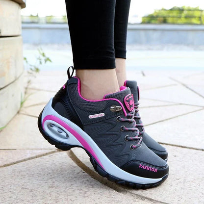 Damen-Sneaker in Grau mit pinken Akzenten, atmungsaktivem Mesh, dicker Sohle und modischem Design, ideal für Sport und Freizeit.