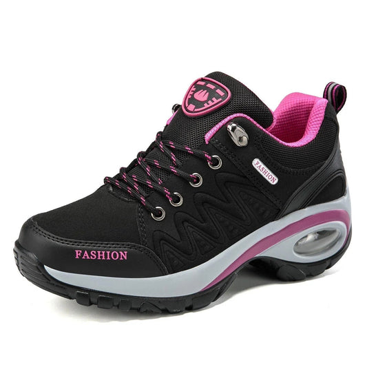 Schwarzer Damen-Sneaker mit pinken Akzenten, atmungsaktivem Mesh, rutschfester Sohle und modischem Design. Ideal für Sport und Freizeit.
