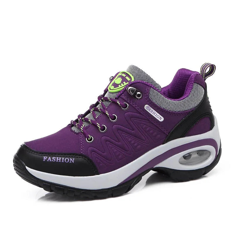 Lila Damen-Sneaker mit schwarzem und weißem Akzent, atmungsaktivem Mesh, gepolsterter Sohle und modischem Design. Ideal für Sport und Freizeit.