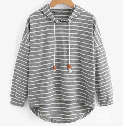 Grauer gestreifter Kapuzenpullover mit Kordelzug, lässiger Stil, langärmlig, ideal für Herbstmode, bequemes Baumwollmaterial.