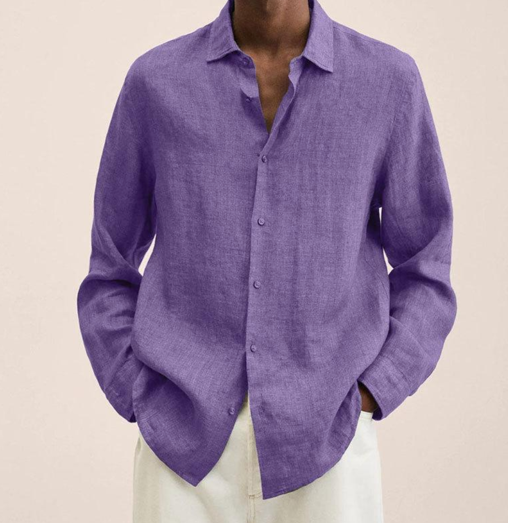 Lila Leinenhemd für Herren, langärmlig, klassischer Kragen, lässiger Stil, ideal für Sommermode, kombiniert mit weißer Hose.