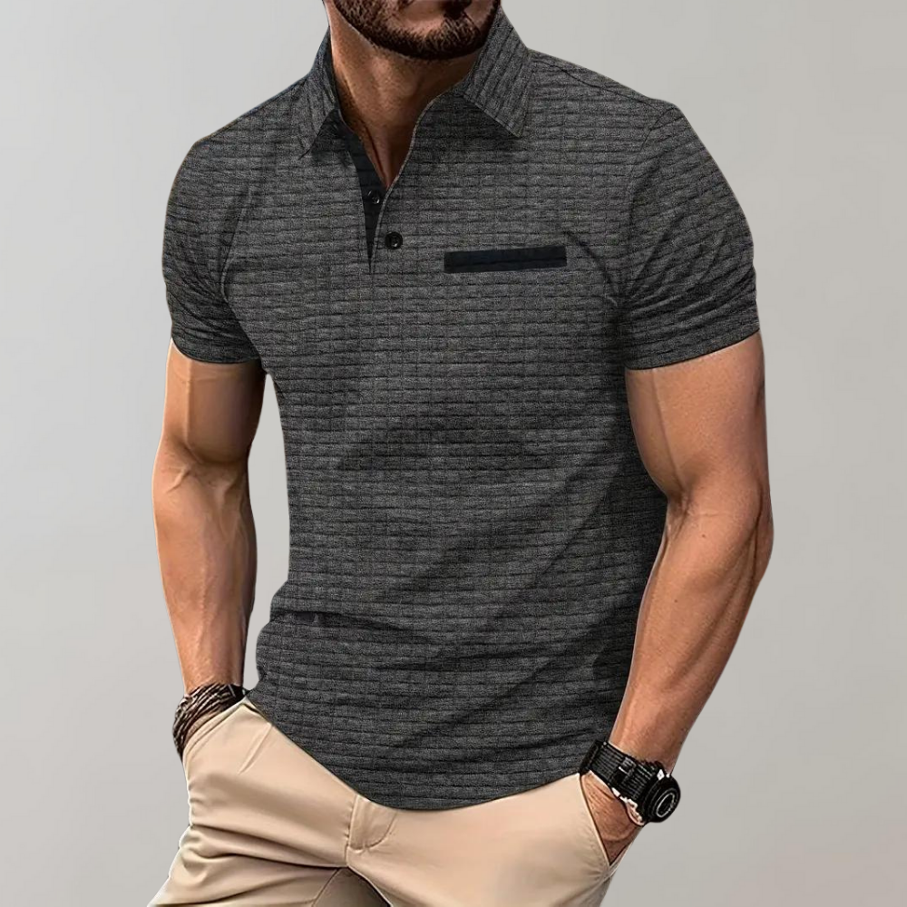 Mann in grauem Polohemd mit kurzen Ärmeln, muskulös, trägt beige Hose und Armbanduhr. Mode, Herrenbekleidung, Freizeitlook.