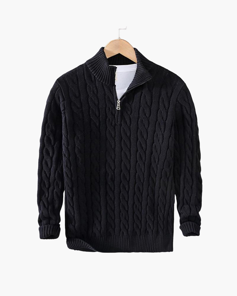 Schwarzer Zopfmuster-Pullover mit Reißverschluss, Herrenmode, Strickdesign, warm und stilvoll, ideal für Herbst und Winter, auf Holzkleiderbügel.