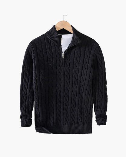 Schwarzer Zopfmuster-Pullover mit Reißverschluss, Herrenmode, Strickdesign, warm und stilvoll, ideal für Herbst und Winter, auf Holzkleiderbügel.