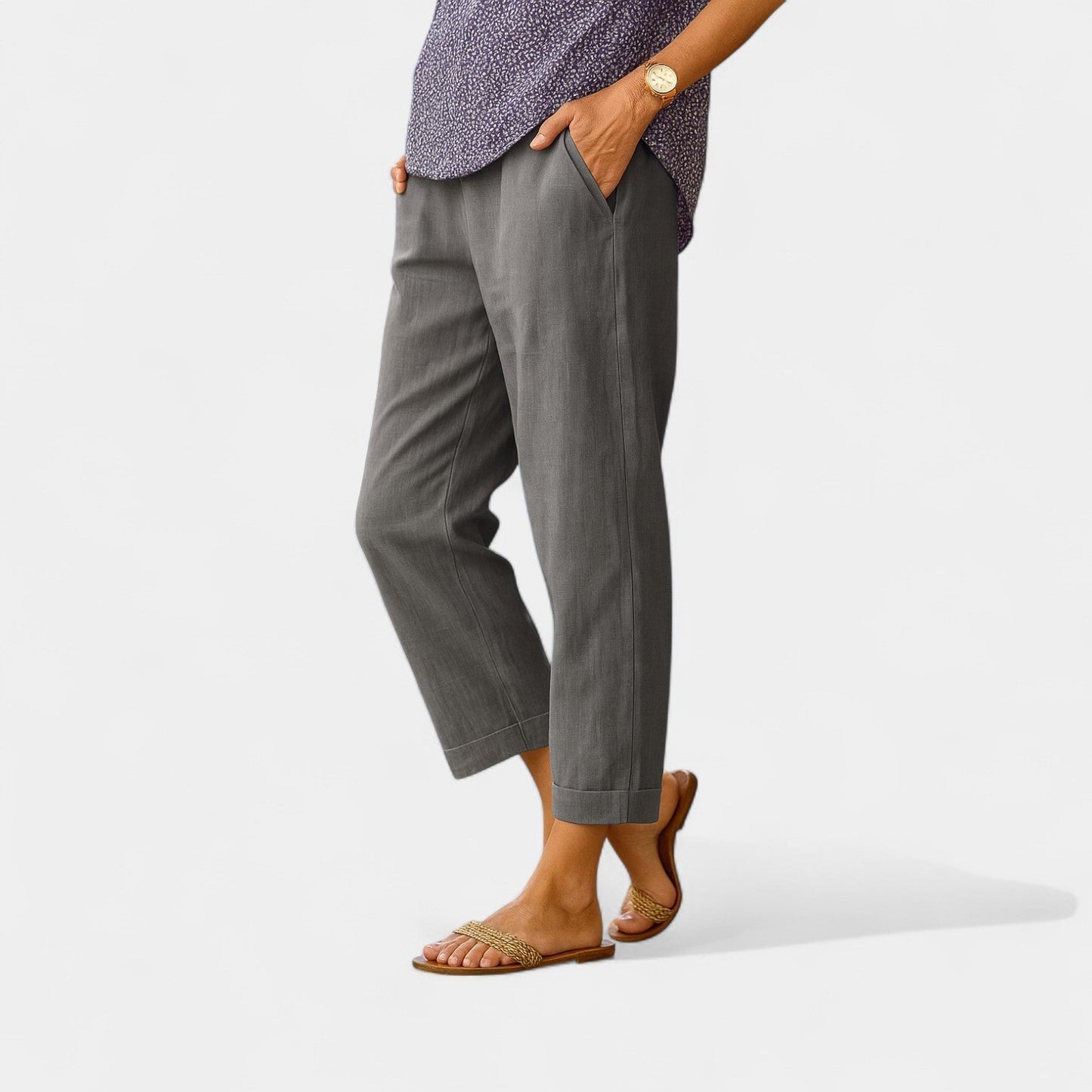 Graue Damenhose aus Leinen, knöchellang, kombiniert mit Sandalen und gemustertem Oberteil. Perfekt für Sommermode und Freizeitkleidung.