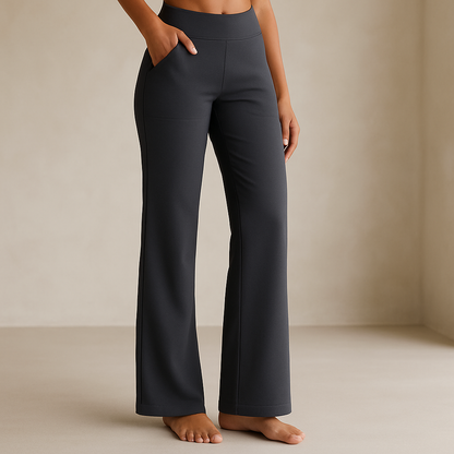 Frau trägt schwarze Yoga-Hose mit weitem Bein, hoher Taille und Taschen. Bequeme Sportbekleidung für Fitness und Freizeit.