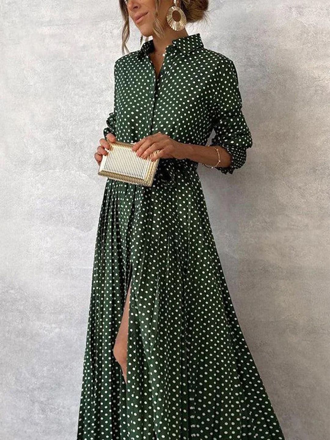 Frau in grünem gepunkteten Maxikleid mit Gürtel, hält eine goldene Clutch. Elegante Mode, Sommerkleid, stilvolle Accessoires, Damenmode.