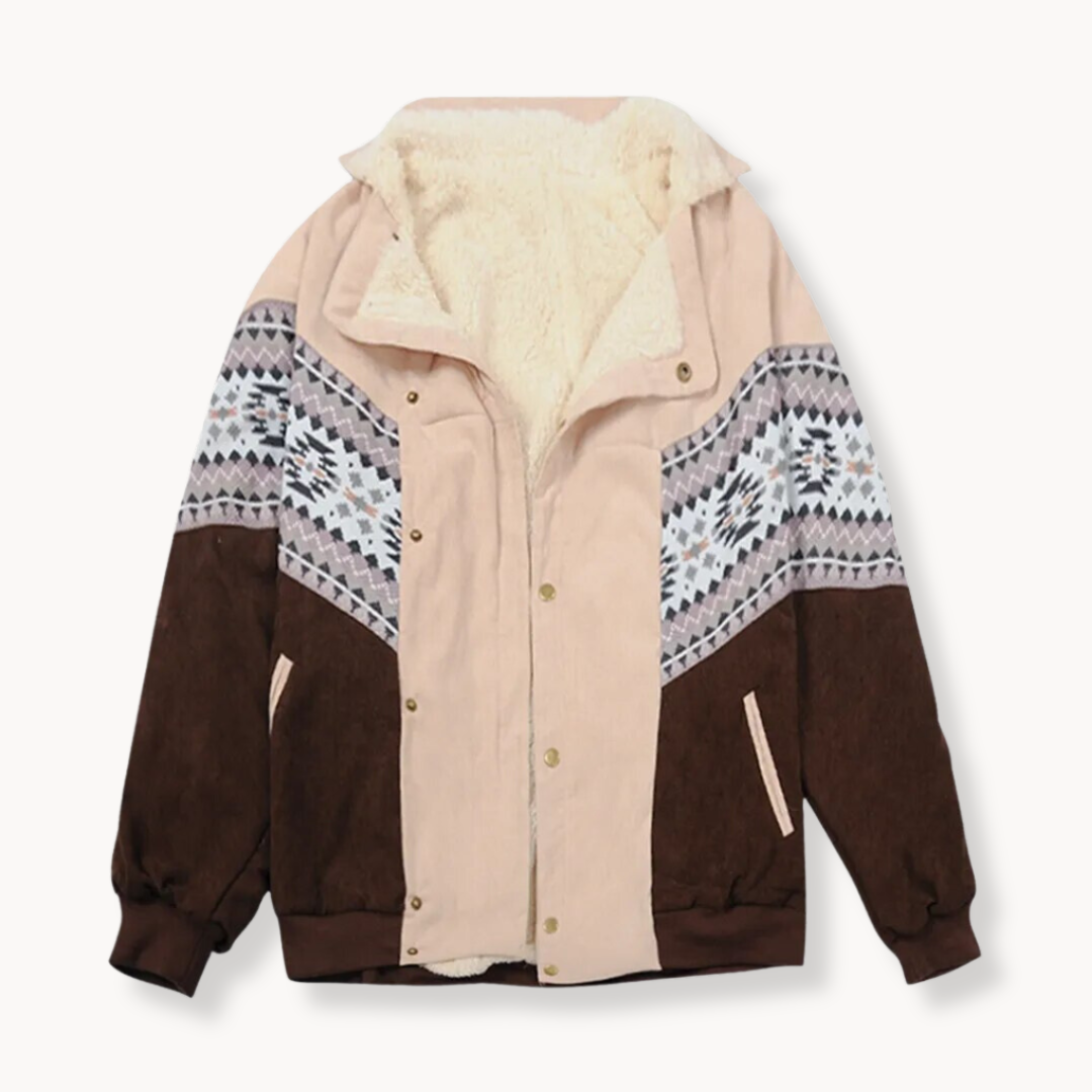 Braune und beige Winterjacke mit Ethno-Muster und Fleece-Innenfutter, Reißverschluss und Knöpfen. Warme Damenjacke für kalte Tage.