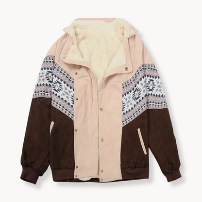 Braune und beige Winterjacke mit Ethno-Muster und Fleece-Innenfutter, Reißverschluss und Knöpfen. Warme Damenjacke für kalte Tage.