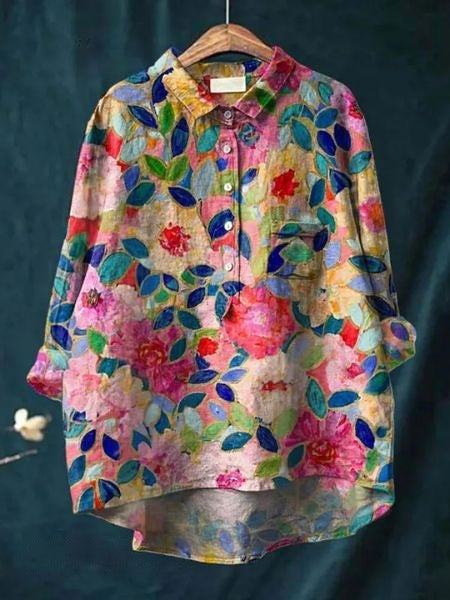 Bunte Damenbluse mit floralem Muster, leuchtende Blumen und Blätter, langärmlig, Knopfleiste, ideal für Frühling und Sommermode.