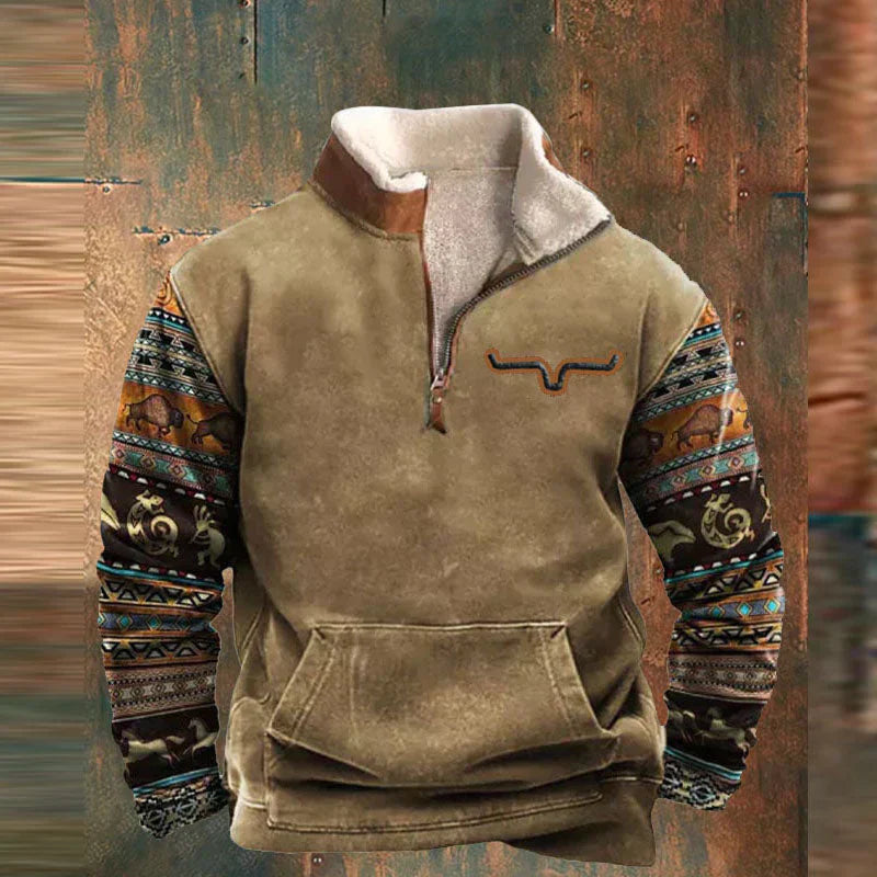 Brauner Herrenpullover mit Aztekenmuster-Ärmeln, Reißverschluss und Stierhorn-Logo. Warmer Winterpullover, modisch und bequem.