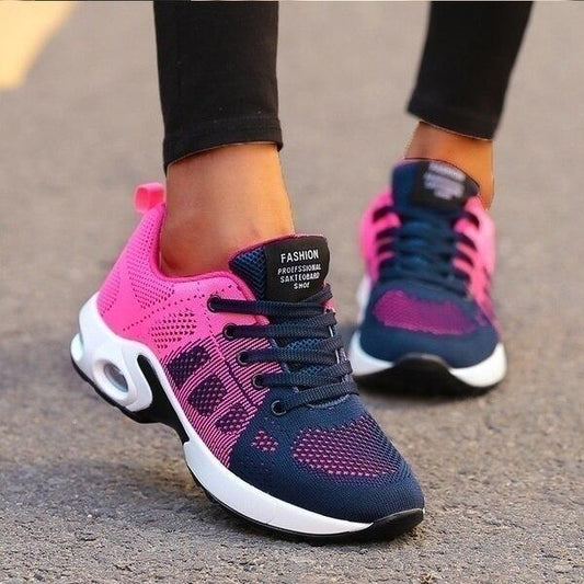 Damen Sneaker in Pink und Blau, atmungsaktiv, mit weißer Sohle. Modische Sportschuhe für Laufen und Freizeit auf Asphalt.