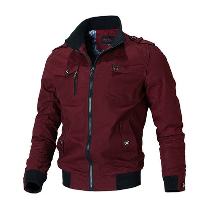Bordeauxrote Herrenjacke mit Reißverschluss, Stehkragen und Taschen. Modische Übergangsjacke, ideal für Herbst und Frühling.