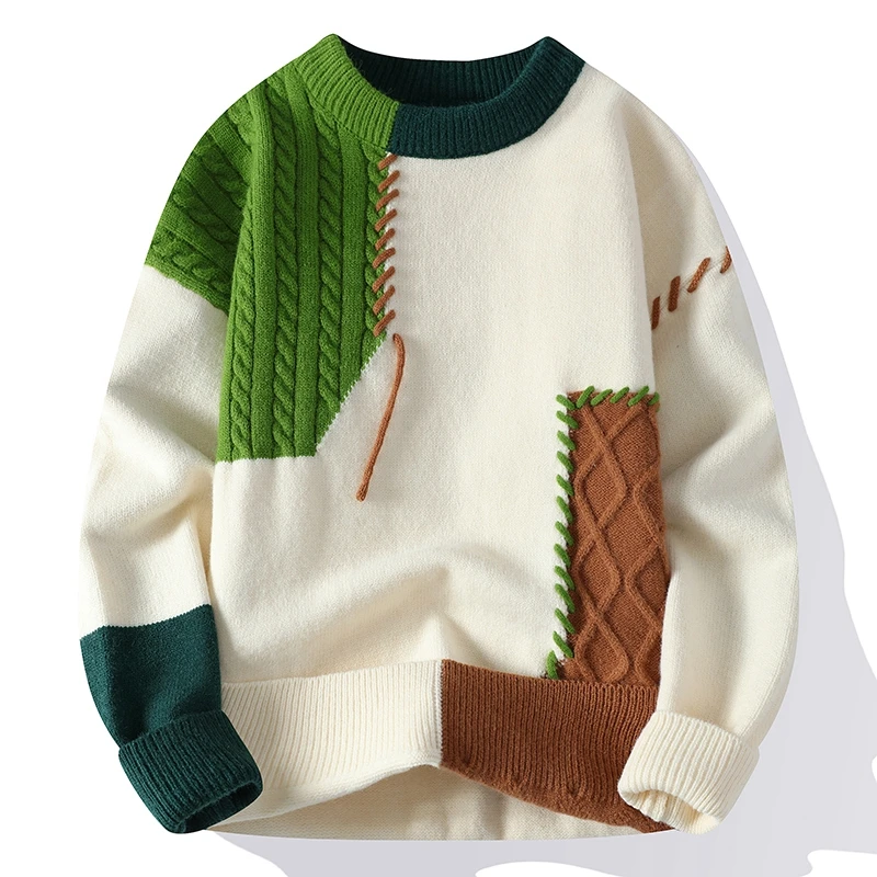 Bunter Strickpullover mit grünem, braunem und cremefarbenem Patchwork-Design, Zopfmuster und Kontrastnähten. Modischer Herbst-Winter-Look.