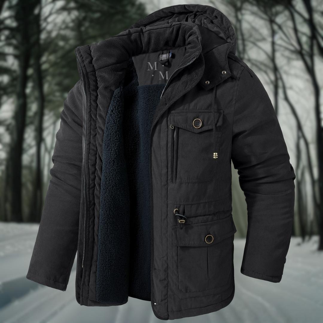 Schwarze Winterjacke mit Kapuze und Fleece-Innenfutter, ideal für kaltes Wetter. Perfekt für Outdoor-Aktivitäten im Winter.