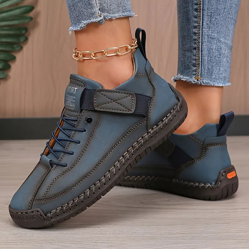 Damen Sneaker in Blau, lässig und modern, mit Kettendetail am Knöchel. Perfekt für Freizeit und Alltag. Bequeme Passform, trendiges Design.