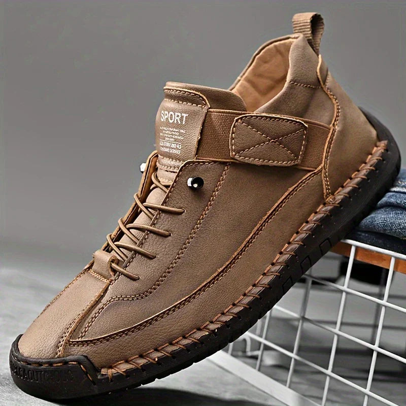 Brauner Herren-Sneaker aus Leder mit schwarzer Sohle, sportliches Design, Schnürung, ideal für Freizeit und Outdoor-Aktivitäten.
