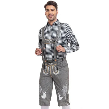 Mann in traditioneller bayerischer Tracht mit kariertem Hemd und grauer Lederhose, verziert mit Hirschmotiven. Oktoberfest Mode, deutsche Kultur.