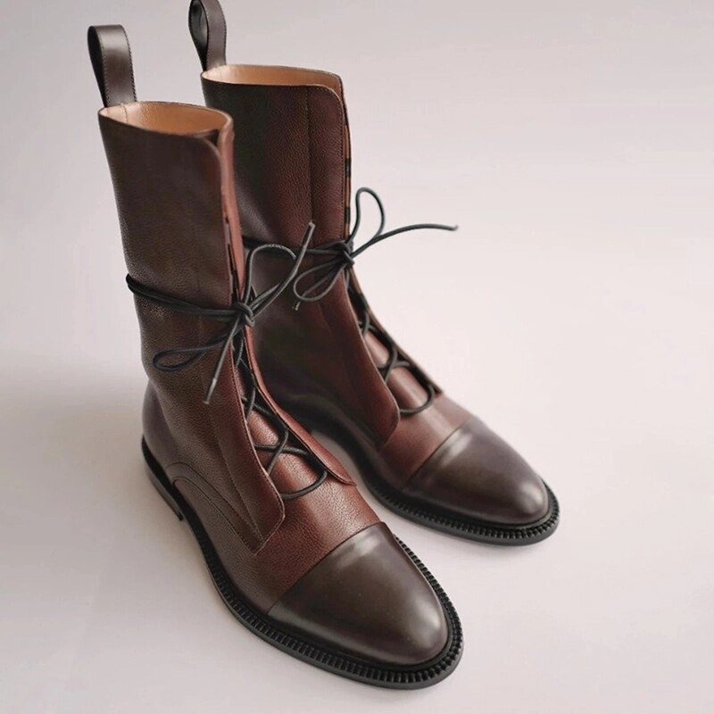 Braune Lederstiefel mit Schnürung, elegantes Design, hochwertige Verarbeitung, modische Damenstiefel, Herbst-Winter-Schuhtrend.