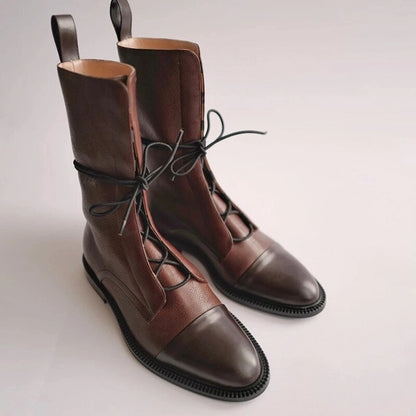 Braune Lederstiefel mit Schnürung, elegantes Design, hochwertige Verarbeitung, modische Damenstiefel, Herbst-Winter-Schuhtrend.