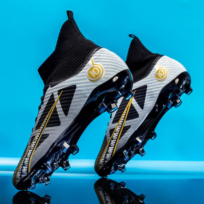 Schwarze und weiße Fußballschuhe mit goldenen Akzenten vor blauem Hintergrund, modernes Design, Stollenschuhe, Sportausrüstung, Fußballschuhe.
