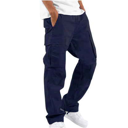 Dunkelblaue Cargo-Hose für Herren, lässiger Stil, mit Seitentaschen, kombiniert mit weißen Sneakers und weißem T-Shirt. Ideal für Freizeitmode.