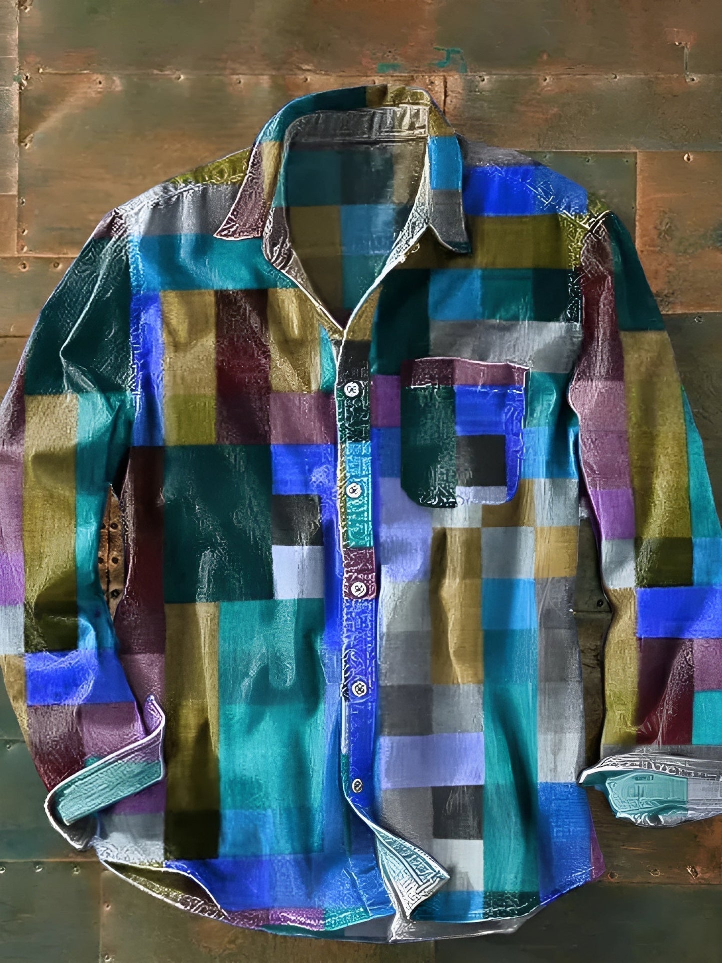 Buntes kariertes Hemd mit langen Ärmeln auf Holzuntergrund. Modisches Herrenhemd, Patchwork-Design, Freizeitkleidung, trendige Mode.