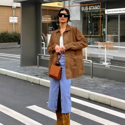 Damen Weiche Wildlederjacke mit Praktischen Aufgesetzten Taschen und Elegantem Schnitt – Célinea