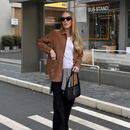 Damen Weiche Wildlederjacke mit Praktischen Aufgesetzten Taschen und Elegantem Schnitt – Célinea