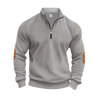 Grauer Herrenpullover mit Reißverschluss und braunen Ellbogen-Patches. Modischer Strickpullover, ideal für Herbst und Winter.
