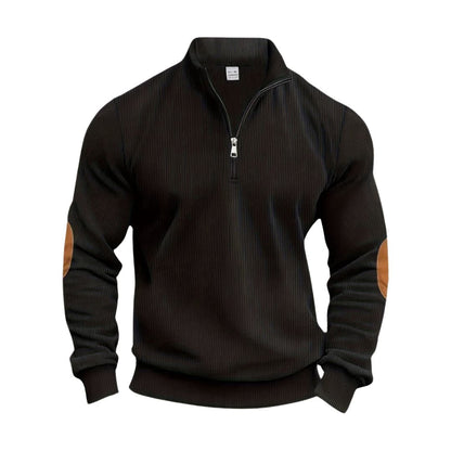 Schwarzer Herrenpullover mit Reißverschluss und braunen Ellbogen-Patches, modisch, bequem, ideal für Herbst und Winter, stilvolle Herrenmode.
