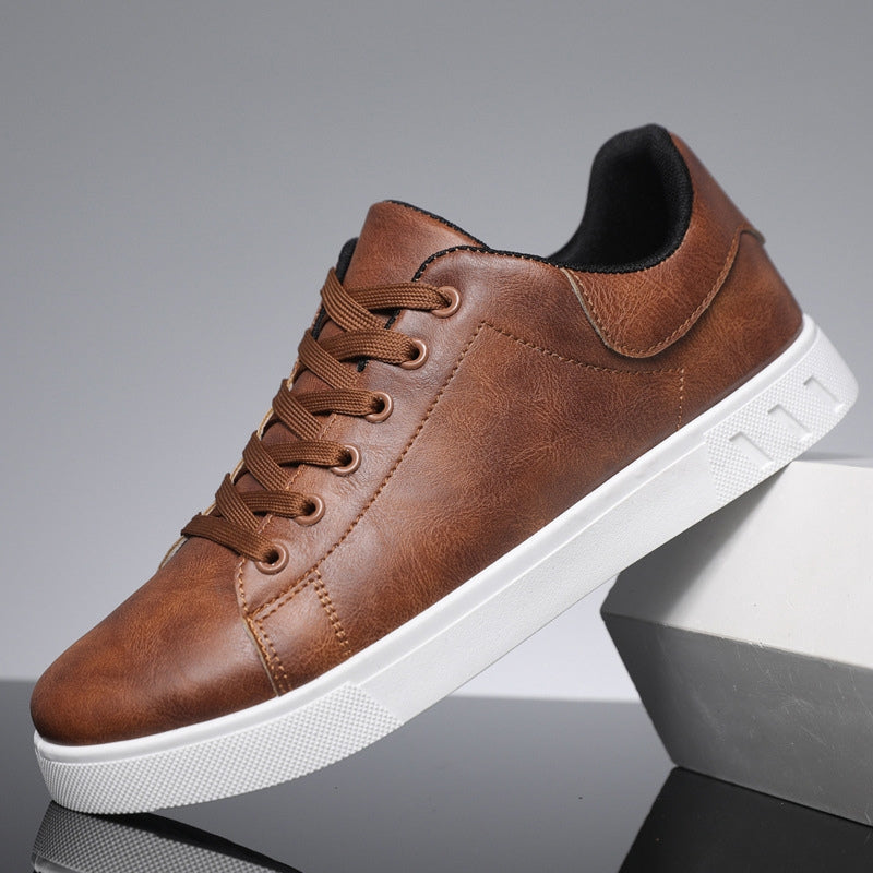 Brauner Ledersneaker mit weißer Sohle, seitlich aufgestellt. Modischer Herrenschuh, ideal für Freizeit und Alltag. Hochwertiges Design.