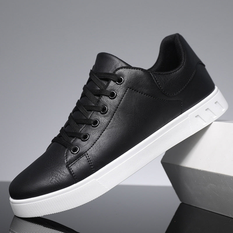 Schwarzer Sneaker aus Leder mit weißer Sohle, seitlich aufgestellt. Modischer Herrenschuh, ideal für Freizeit und Alltag.